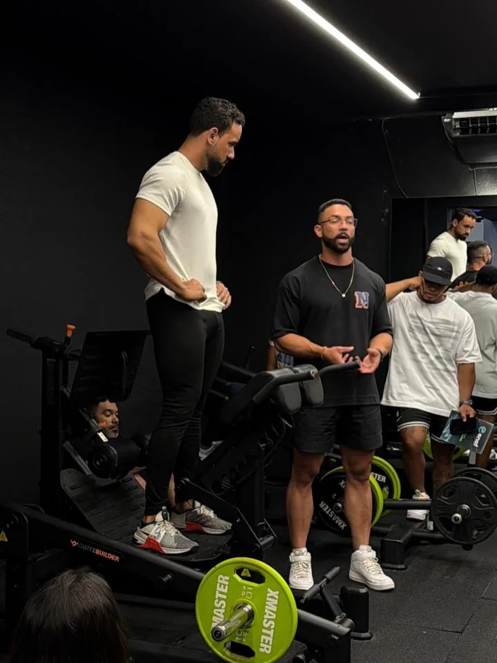 Franthesco Curbani ensinando um exercício a profissionais dentro da academia