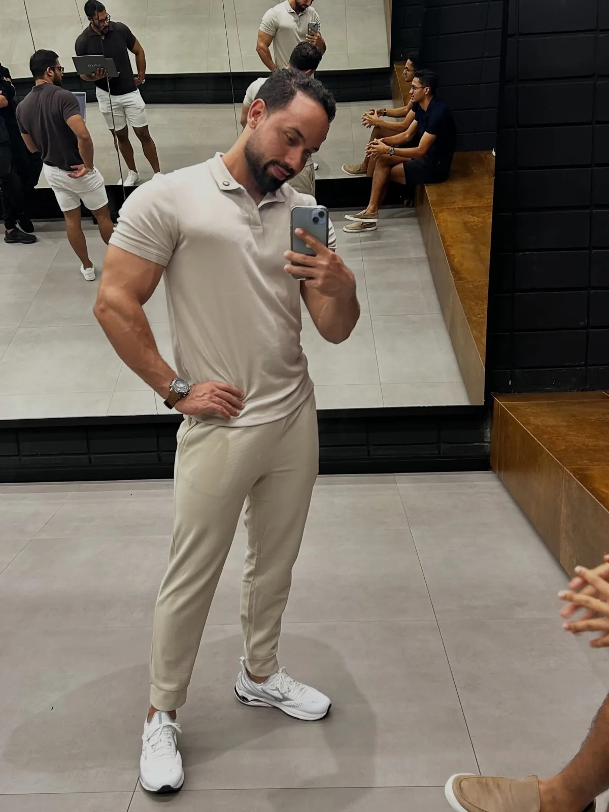 Franthesco Curbani em foto de espelho na academia, roupa bege