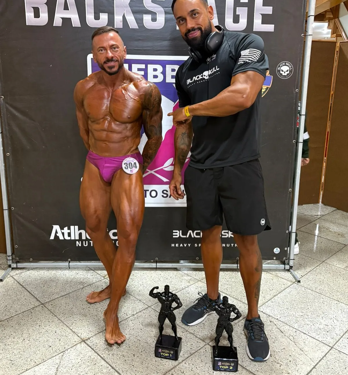 Franthesco Curbani no backstage de campeonato ao lado de atleta preparado por ele