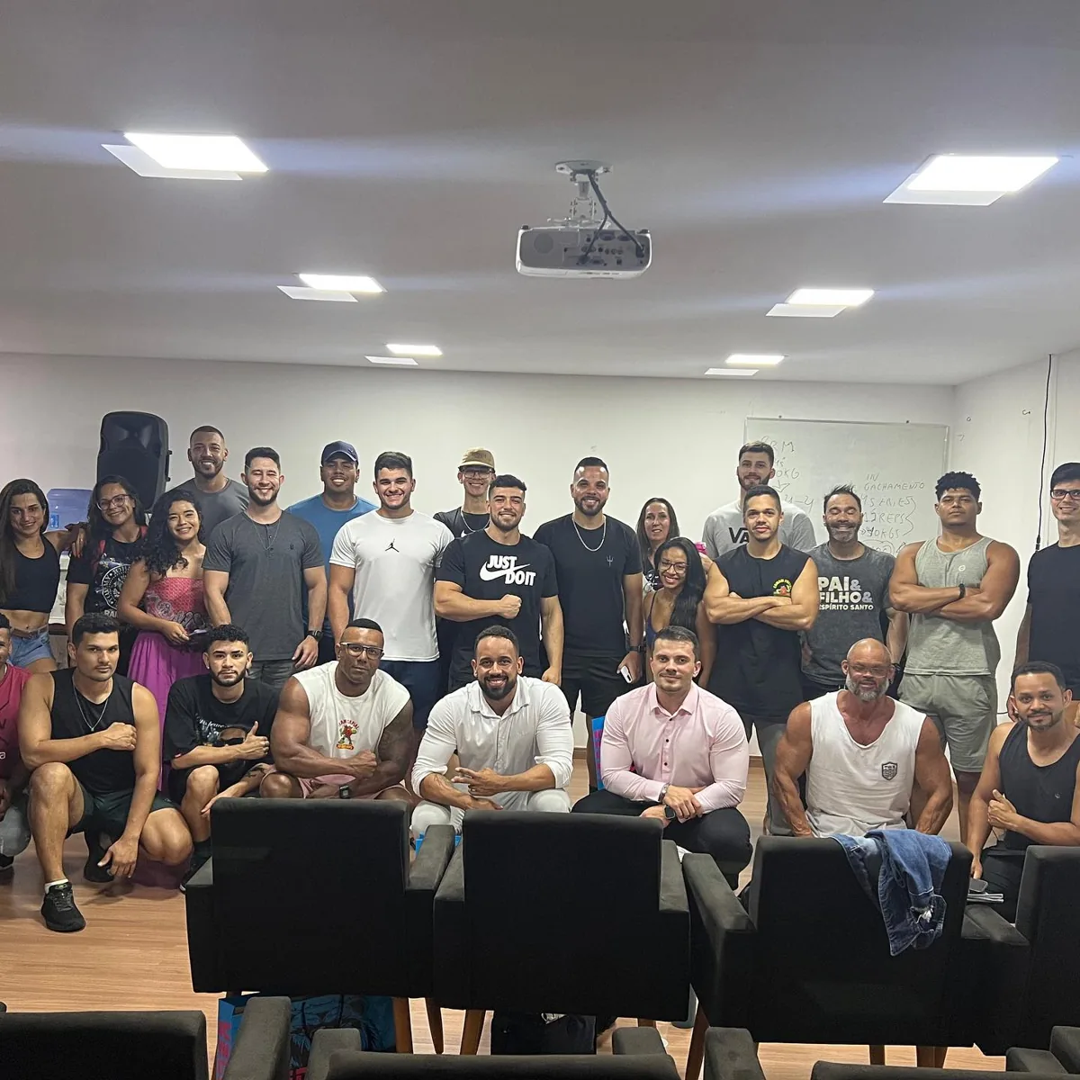 Turma do curso Fisiologia do treinamento e nutrição esportiva reunida em sala
