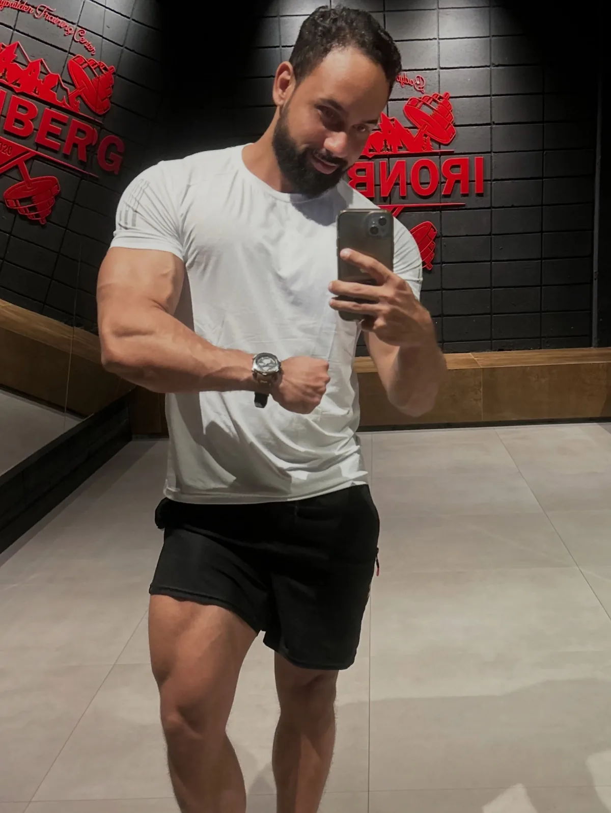 Franthesco Curbani em foto de espelho na academia, camiseta branca