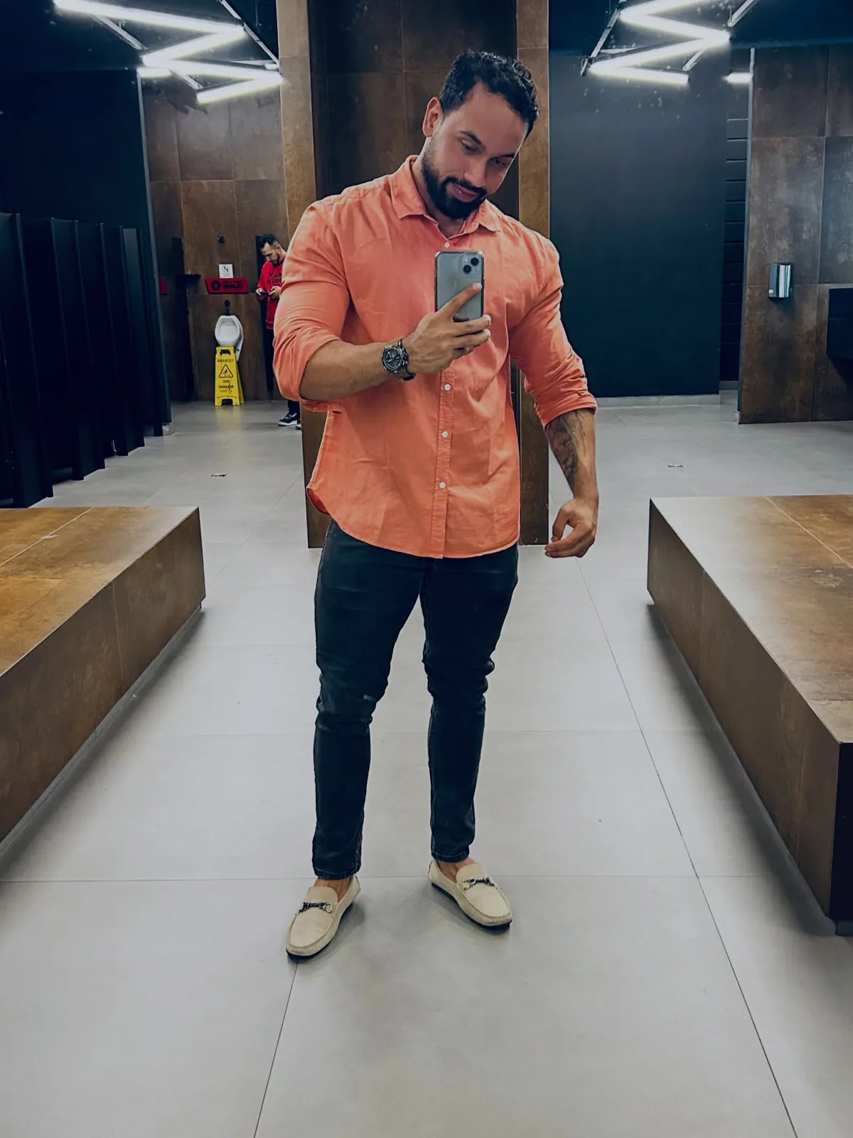 Franthesco Curbani de camisa coral em foto de espelho