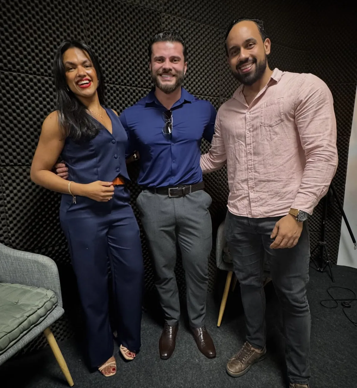 Franthesco Curbani em evento ao lado de dois convidados, todos de roupa social