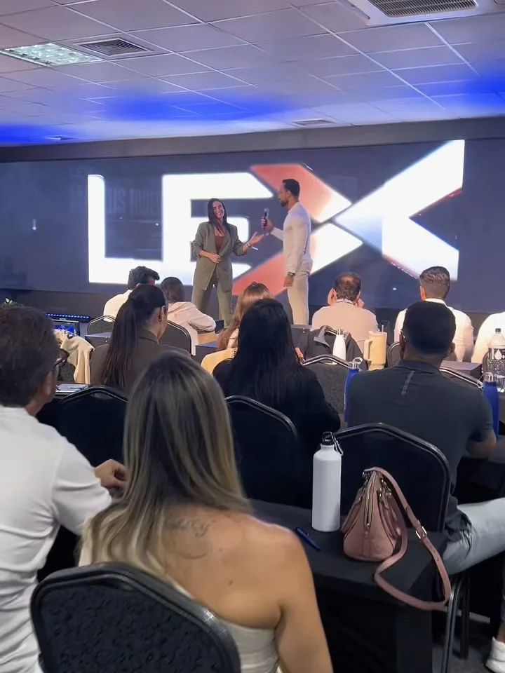 Franthesco Curbani no palco do evento LEX diante da plateia